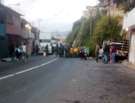 Trancaron el paso en los dos canales de la vía