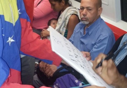 Los jóvenes fueron expulsados del Metro por empleados de la empresa.