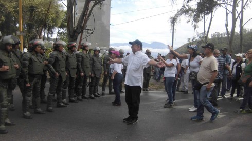 Conductores y pasajeros se enfrentaron a la GNB a la altura del km 11 logrando que abrieran el paso.
