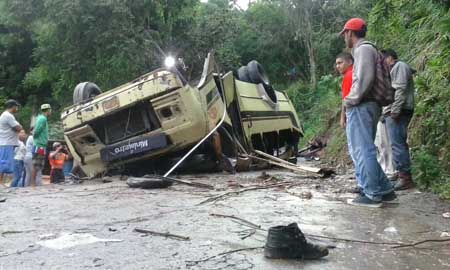 El autobús quedó prácticamente inservible luego de la gran caída