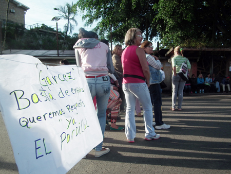 EXIGEN BUENA VIALIDAD . Vecinos de El Pardillal y Mataruca cerraron el paso para denunciar que la calle principal se encuentra “vuelta leña”.