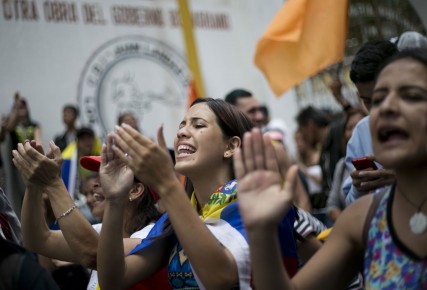 Manifestantes gritan consignas contra el presidente venezolano Nicolas Maduro en Los Teques en las afueras de Caracas, Venezuela, el miércoles 7 de septiembre de 2016
