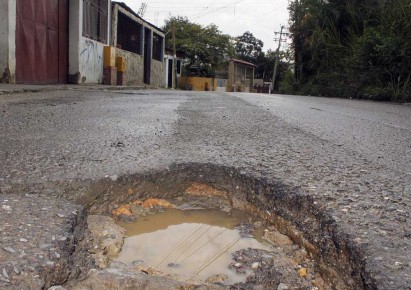 Vehículos se ven afectados por el mal estado de la vialidad