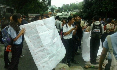 Al lugar se trasladaron representantes de la Zona Educativa quienes instalaron meas de trabajo con los estudiantes, docentes, representante y directiva