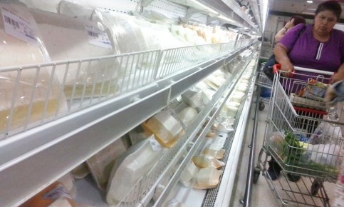 Clientes quedan sorprendidos por el alto costos de los quesos