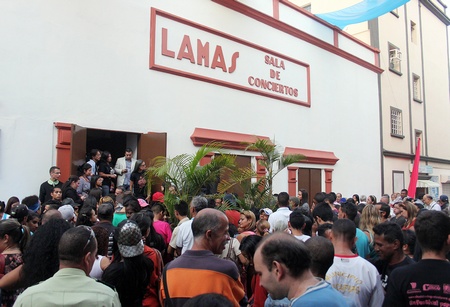 Desde las 3:00 de la tarde de este jueves 27 de octubre teatreros, autoridades y pueblo empezaron a concentrase en el bulevar Lamas esperando con gran expectativa la llegada del mandatario local para dar inicio a la actividad
