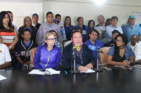 Alcalde José Luis Rodríguez junto a la diputada del Consejo Legislativo Clara Mirabal