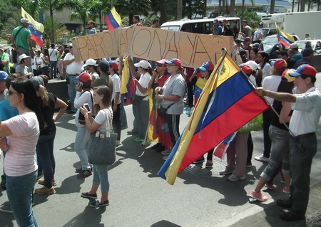 Protesta generó kilométrica cola en ambas direcciones