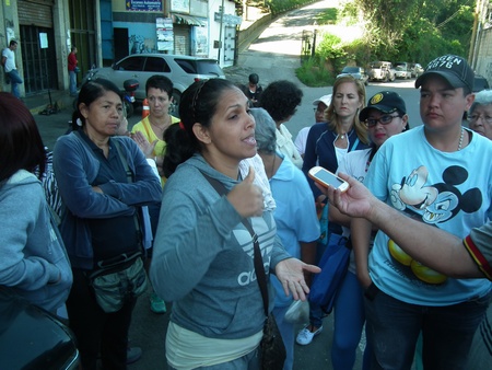 Protestantes denunciaron que desde hace tres semanas no sale ni una gota por las tuberías de los apartamentos