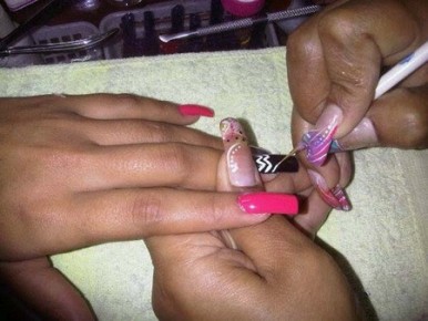 Es importante limar las uñas todas las semanas y utilizar pinturas en buenas condiciones