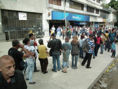 Desde las 5 am comenzaron a hacerse las colas