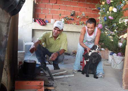 Josmar pasará la Navidad con su esposo e hijos en un nuevo “hogar” temporal mientras el gobierno le entrega una casa.
