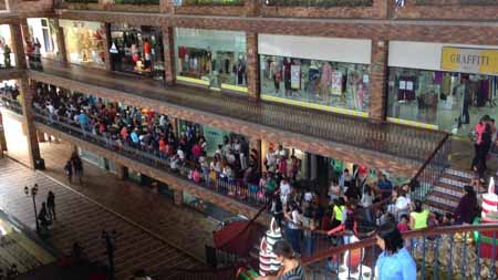 La cola en La Cascada se inició antes de que abriera el centro comercial.