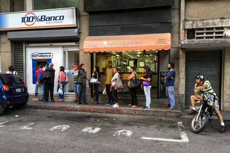 Colas la entrada de los bancos de todo el país para sacar efectivo.