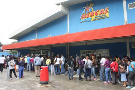 Según varios lugareños, encargados y trabajadores del lugar le dan preferencia a sus conocidos al momento de comprar