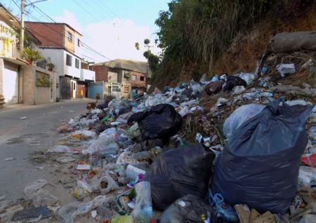 Malos olores proliferan en la calle El Milagro de la populosa comunidad de Los Teques