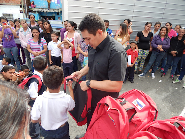 El dirigente psuvista Farith Fraija encabezó la entrega de morrales y útiles escolares