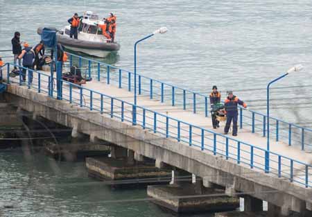 Momentos en que se lleva a cabo el rescate de los cadáveres