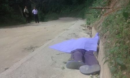 Su cuerpo fue arrojado a la calzada de la vía donde se presume es un sitio de liberación