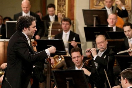 Dudamel a los 35 años es el más joven director de la Filarmónica de Viena