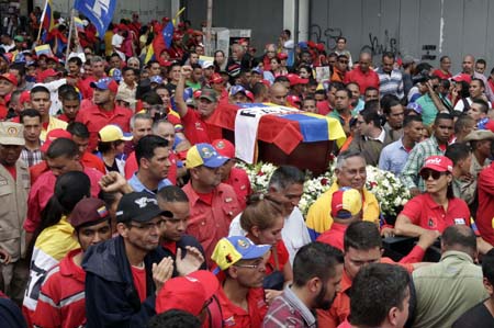 Los restos del líder y periodista Fabricio Ojeda fueron trasladados desde el Cementerio General Sur hasta el Panteón donde el presidente Maduro rindió honores. NEWS FLASH
