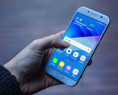 El teléfono tiene bordes metálicos, una cámara y un flash que no sobresalen como en años anteriores y algunas novedades adicionales.
