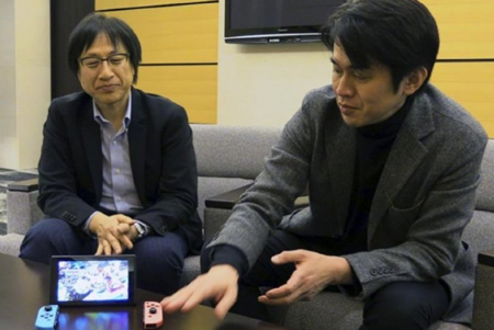 Los responsables de la nueva consola de Nintendo, Shinya Takahashi y Yoshiaki Koizumi, comentan que la misma funciona como una consola doméstica cuando se conecta a la televisión mediante una base ("dock"), pero también como dispositivo portátil cuando se separa de ella