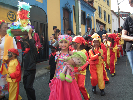 Estudiantes de la UEP Tamanaco desfilaron por las calles del centro de Los Teques