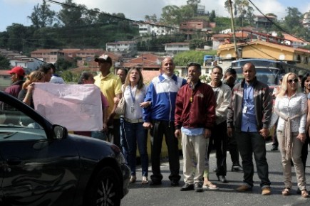 Los trabajadores se apostaron en los cuatro canales de la vía expresa y no abrieron el paso hasta que se instaló una mesa de diálogo con las autoridades