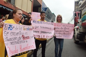 Con pancartas protestaron en semáforos y frente a súper mercados.