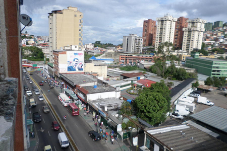 Los Teques tuvo que adaptarse en sus inicios a un plano ligeramente inclinado, donde se formó el pueblo
