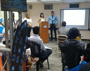 Los jóvenes presentaron sus proyectos ante profesores y publico en general.