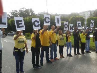 La tarde de ayer un grupo de jóvenes tomó el distribuidor Los Cerritos de la Panamericana en protesta por el “silencio” que mantienen los rectores del CNE.