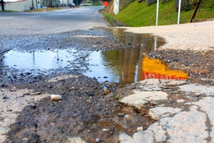 Las cuadrillas de Servicios Público escarificó alrededores de la plaza Las Américas de Carrizal