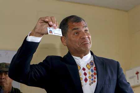 El presidente de Ecuador ejerciendo su derecho al sufragio