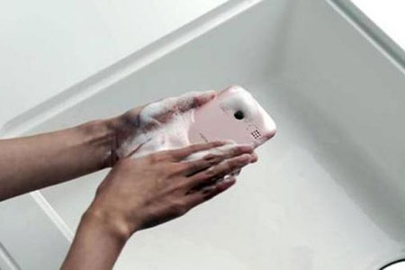 El renovado smartphone lavable que incluso resiste el agua caliente llega con una pantalla de cinco pulgadas.