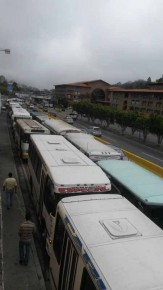 Tras caravana estacionaron las unidades en la recta de Las Minas.
