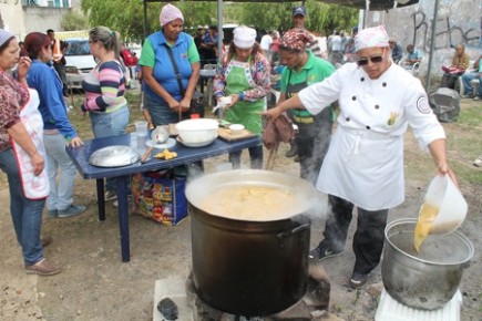 Vecinos de los Altos Mirandinos asisten cada viernes en busca de algo para comer