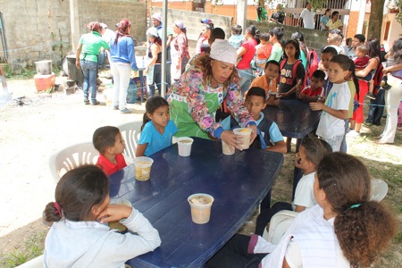 niños comiendo