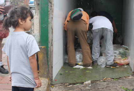 Cada día son más los niños, jóvenes y personas de tercera edad que optan por hurgar entre la basura en busca de restos de alimentos para comer y burlar el hambre por unas horas