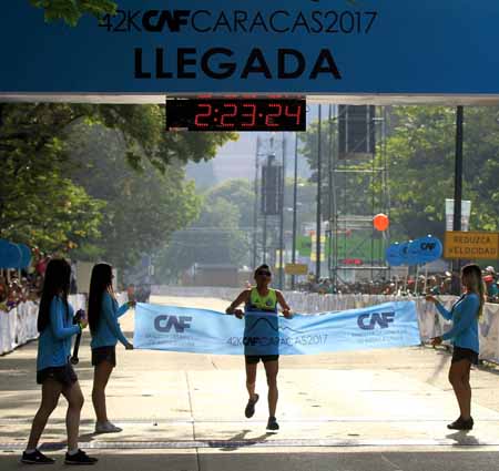 Cardona al momento de cruzar la meta