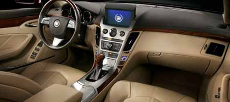 El sistema instalado por Cadilllac en sus berlinas CTS utiliza comunicaciones dedicadas de corto alcance y GPS.