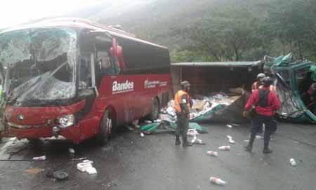 Funcionarios de diversos organismos de seguridad y de Protección Civil auxiliaron a las personas lesionadas en medio del percance vial en la GMA CARLOS CORDERO