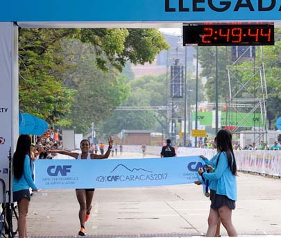 Más de 11 mil corredores se dieron cita este domingo para participar en el Maratón CAF realizado en Caracas, en el que resultó ganador el colombiano José David Cardona, mientras que en femenino el logró fue para la venezolana Zuleima Amaya con un tiempo de 2:49:45.
