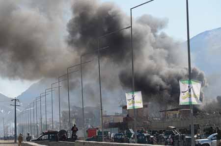 Ayer los talibanes afganos reivindicaron dos atentados casi simultáneos perpetrados este miércoles en Kabul, contra una comisaría y un centro de inteligencia.