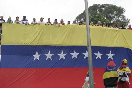 Una bandera enorme desplegaron en la pasarela de Los Nuevos Teques