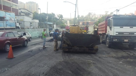 La Dirección de Ingeniería de la Alcaldía de Carrizal realizará el día de hoy el asfaltado del otro tramo de la avenida El Lago entre la clínica y el centro comercial de Montaña Alta