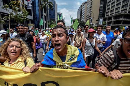 Miles de personas salieron a las calles tras una convocatoria que realizó la oposición. Bloquearon varias vías principales del país.