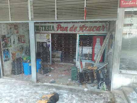 TENSA CALMA Tras una intensa jornada de protestas la mayoría de los comerciantes decidió no abrir este viernes, mientras que trabajadores de la alcaldía retiraron los destrozos causados por los manifestantes. Fotos: Deysi Peña
