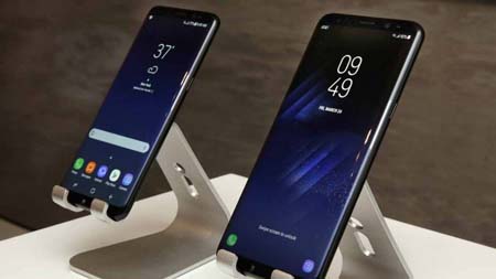 Las imágenes de las pantallas fueron muy compartidas en las redes sociales pero Samsung negó que hubiera ningún falló y dijo que los clientes podían ajustar manualmente los colores del aparato a su gusto